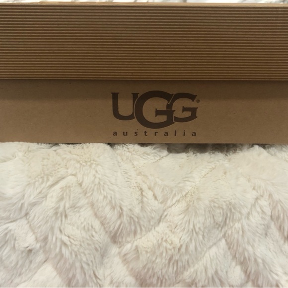 Authentic black UGG Australia Cassidee size 7 USA. - Picture 12 of 14